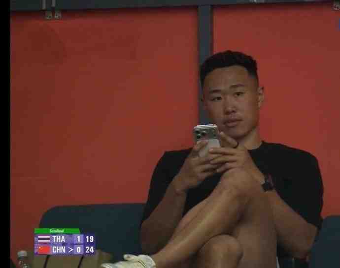 上赛季MVP！贺希宁现场观战亚运会女排半决赛中国VS泰国的比赛