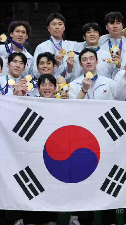 羡慕！韩国男篮在日本夺冠后，挥舞国旗满场跑，李贤重免兵役后爆哭