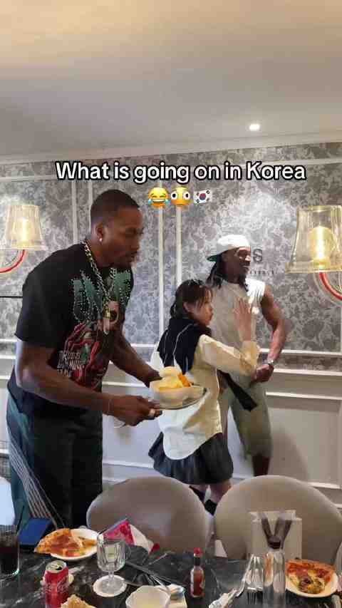霍华德这又开心上了，吃个饭也不消停，先和三位美女热舞一段开开胃